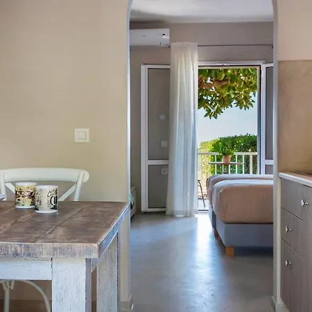Beachfront Suites Lourdas 公寓式酒店 劳德哈塔