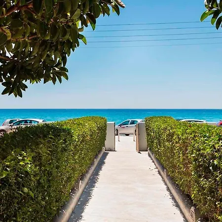 Beachfront Suites Lourdas 公寓式酒店 2*