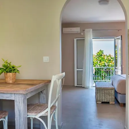 Beachfront Suites Lourdas 劳德哈塔