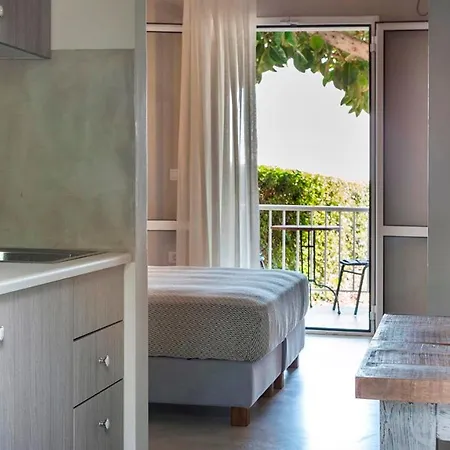 公寓式酒店 Beachfront Suites Lourdas 2*