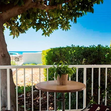 Beachfront Suites Lourdas 公寓式酒店 2*